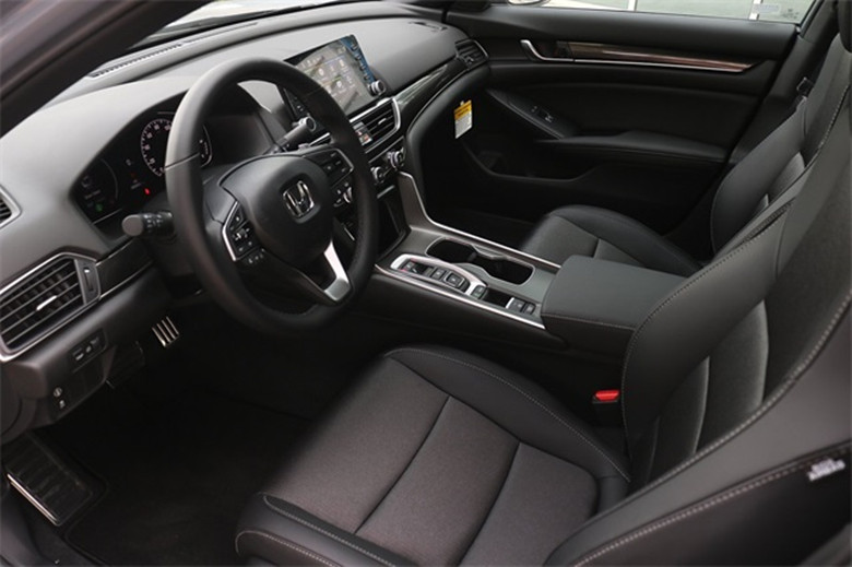 新款本田雅阁现真身,外观运动感增强,配装2.0t 10at