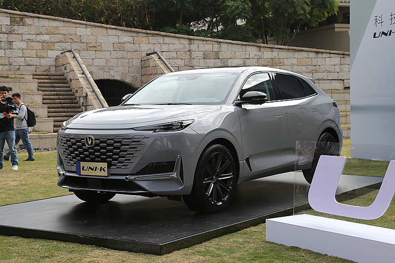 科幻造型智慧座舱长安unik五座中型suv首发