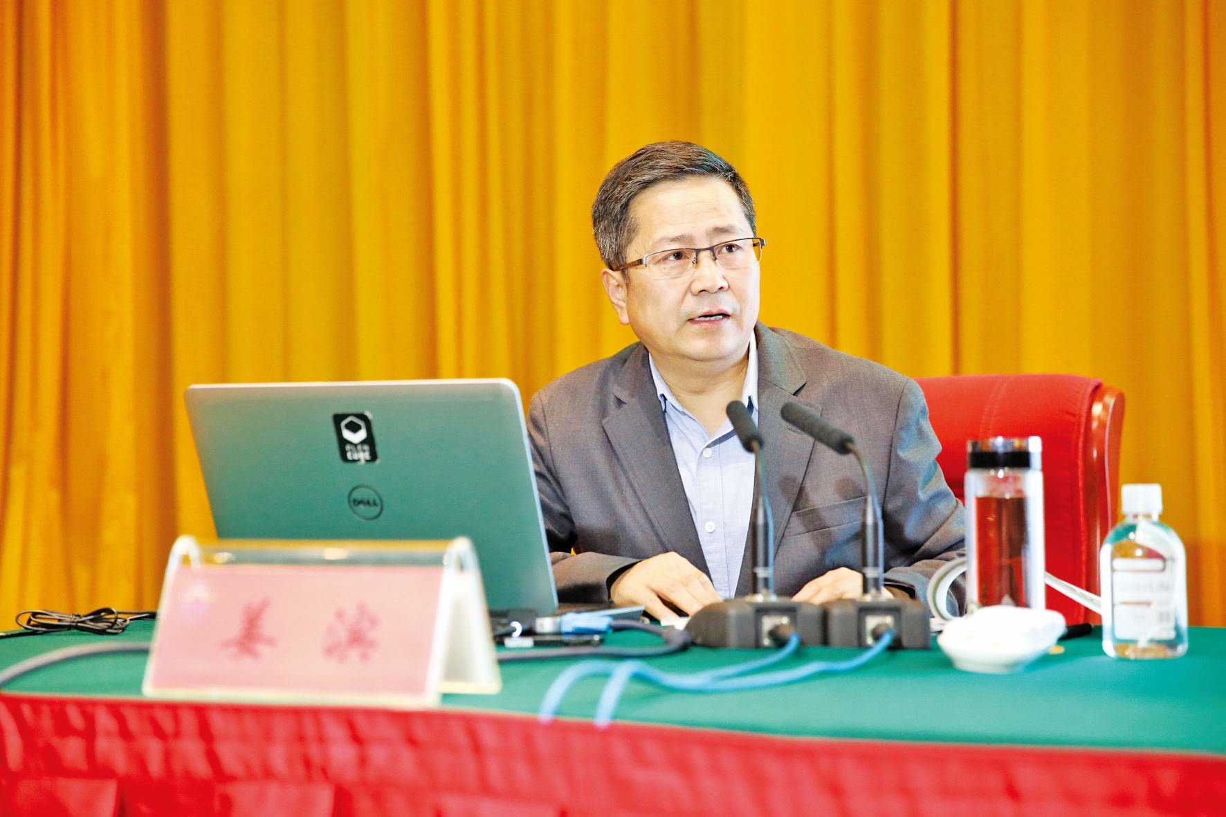 姜滨公开资料显示,姜滨,1965年出生,山东威海人,清华大学高级工商管理