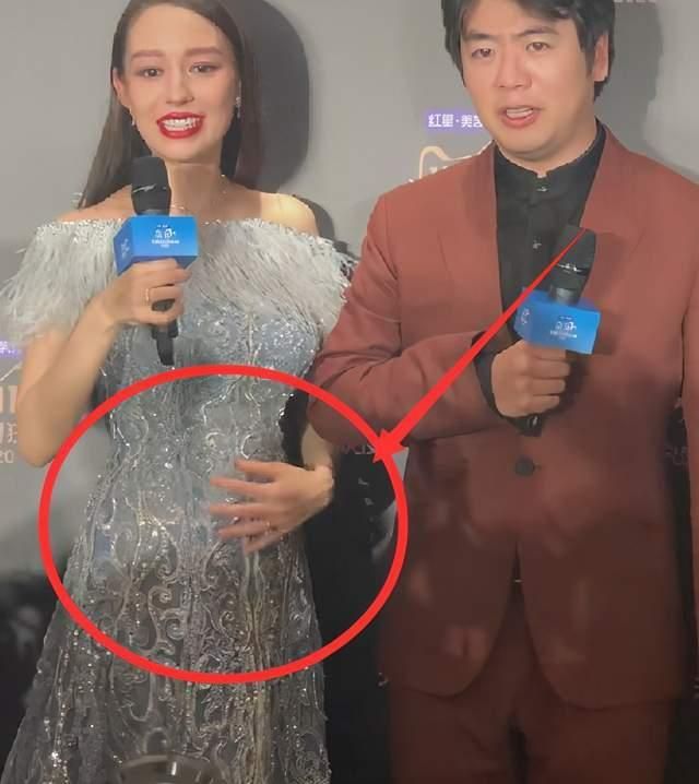 吉娜怀孕后首晒素颜照,皮肤白皙状态好,孕期商演代言接不停