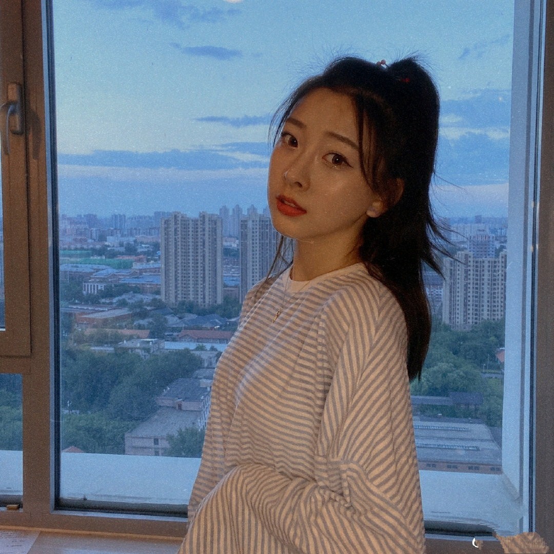 何曼婷晒甜美靓照,复古格纹呢子西装配短裤,挑染双辫潮力四射