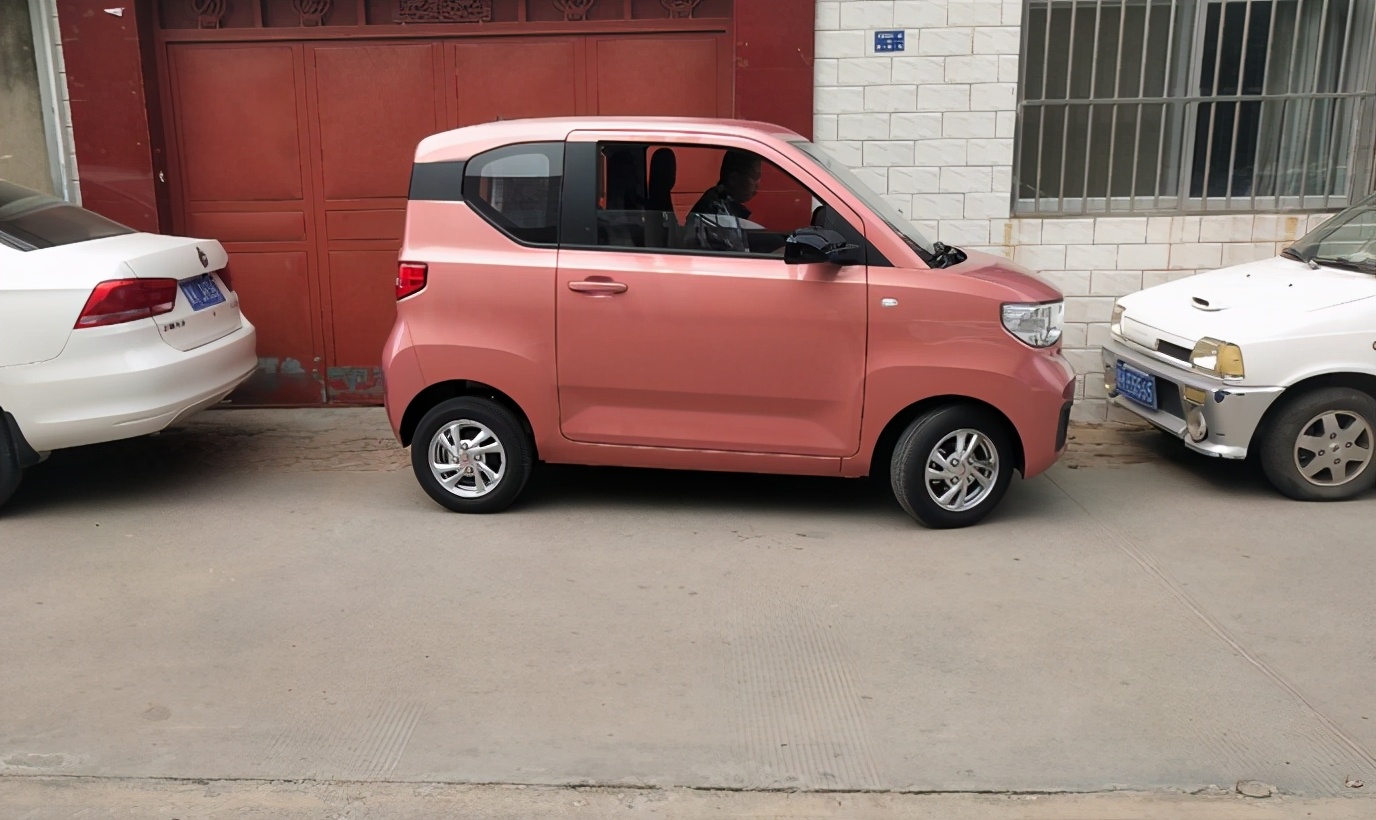 95后女生的代步车,3万开走宏光mini,比宝马3系还灵活