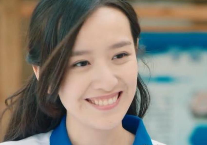 还记得《最好的我们》里的洛枳吗?剧中的女神学姐,3年后成网红脸