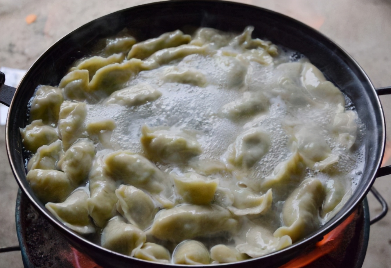 煮饺子不要水开了才下锅教你正确做法饺子煮不破筋道好吃