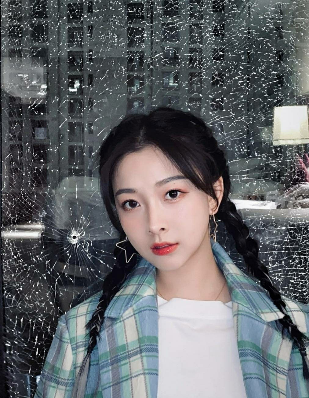 何曼婷晒甜美靓照,复古格纹呢子西装配短裤,挑染双辫潮力四射