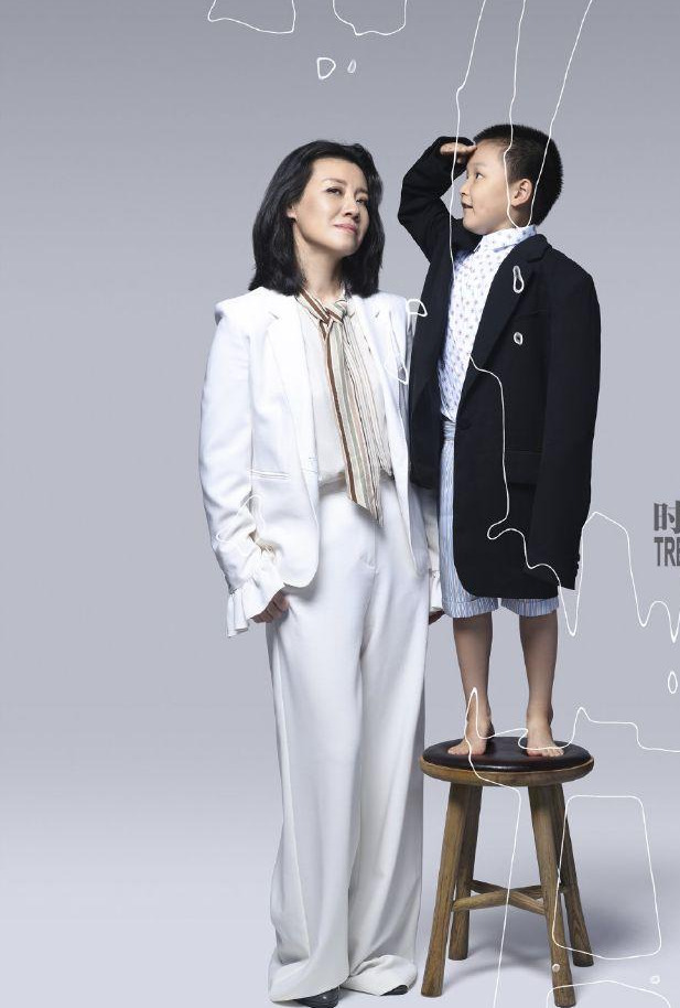 大娘子刘琳携儿子拍杂志母子俩长相复制粘贴连表情都一样