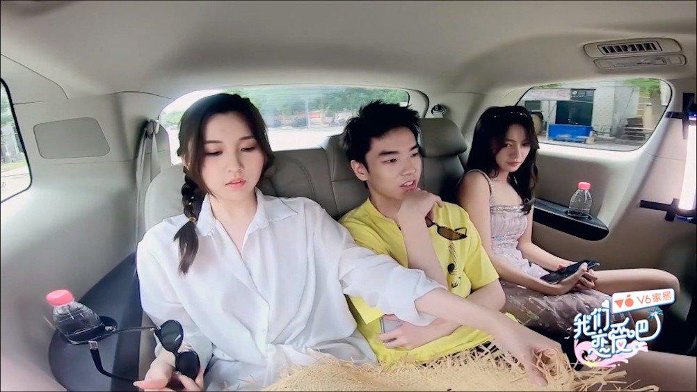 《我们恋爱吧》小朱差点摔倒,赵云帆赶紧牵手扶住她