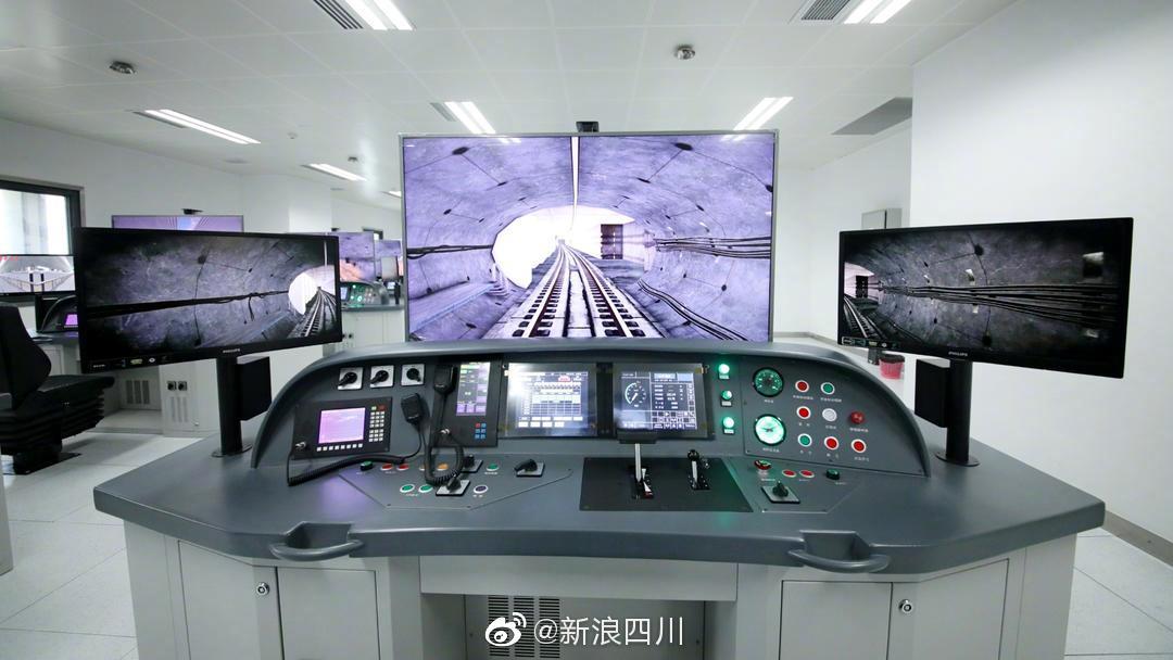 体验了一把模拟地铁驾驶你猜哪几张是九号线同款车厢
