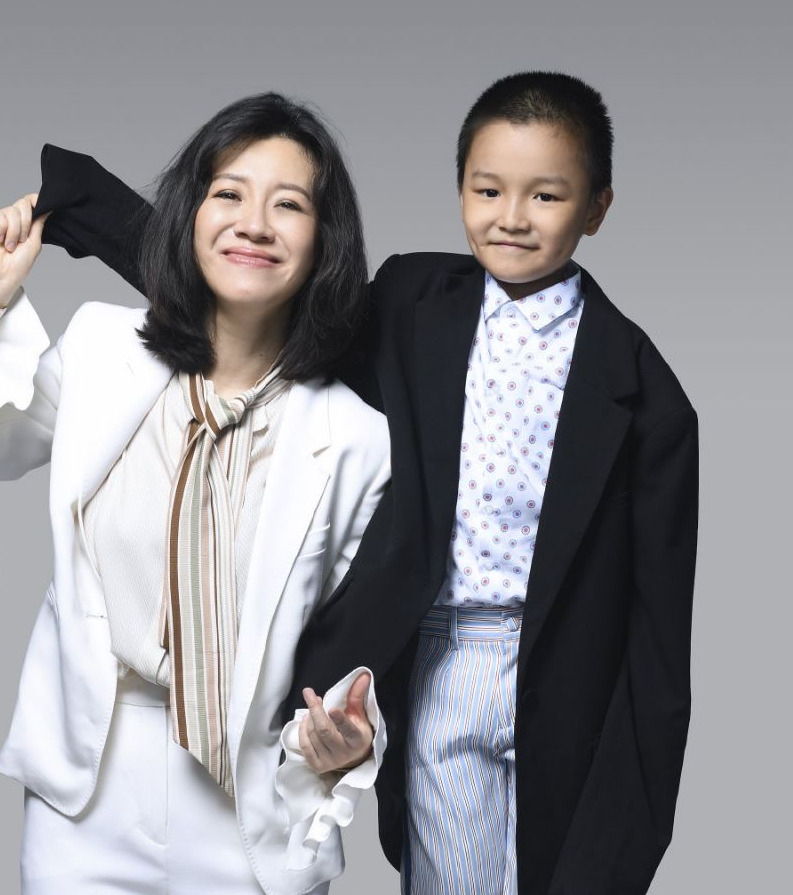 大娘子刘琳携儿子拍杂志母子俩长相复制粘贴连表情都一样