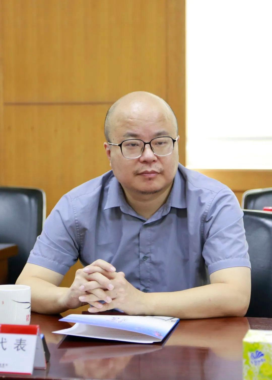 监督员庄宏亮(右)▲办案检察官王梅(左),执行法官黄耀东(右)听证会上