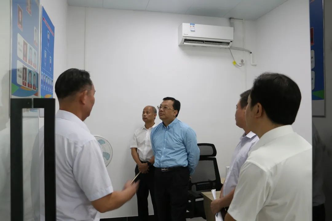 市委政法委三级调研员,市"智网工程"指挥调度中心副总指挥长庄学华