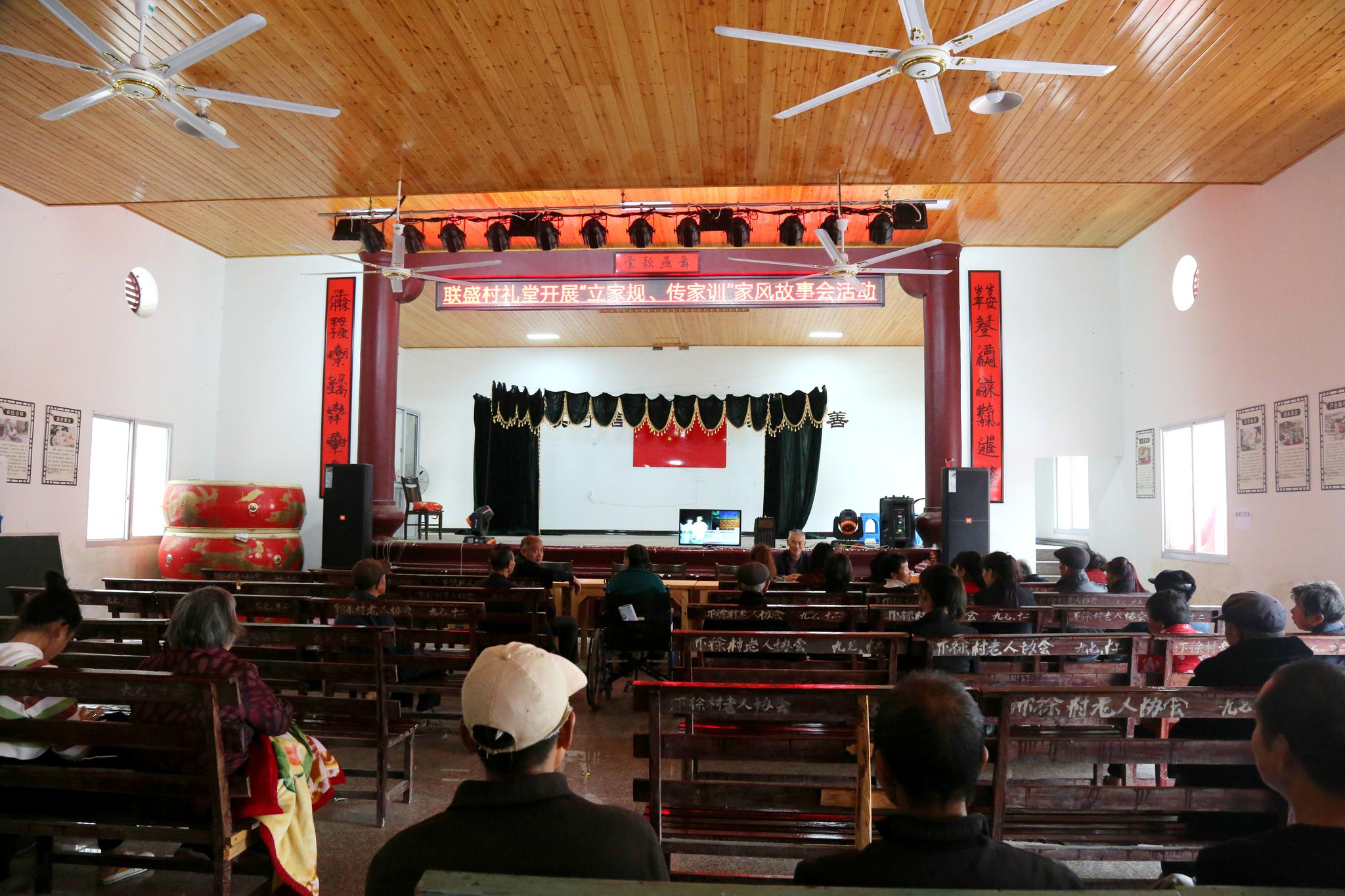 每天晚上,跳广场舞的场子就能见到好几摊.