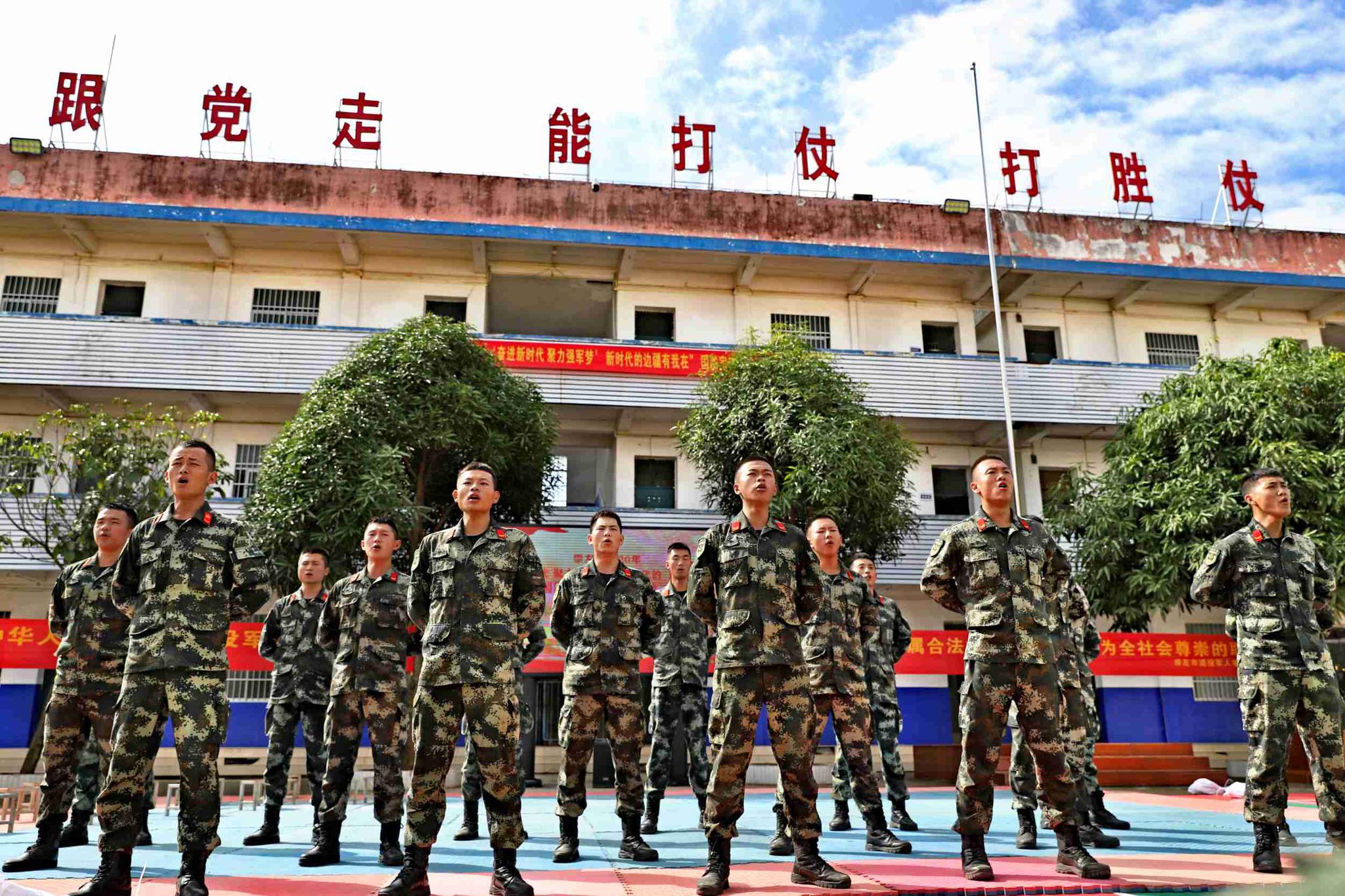 广西崇左国防教育宣讲进军营