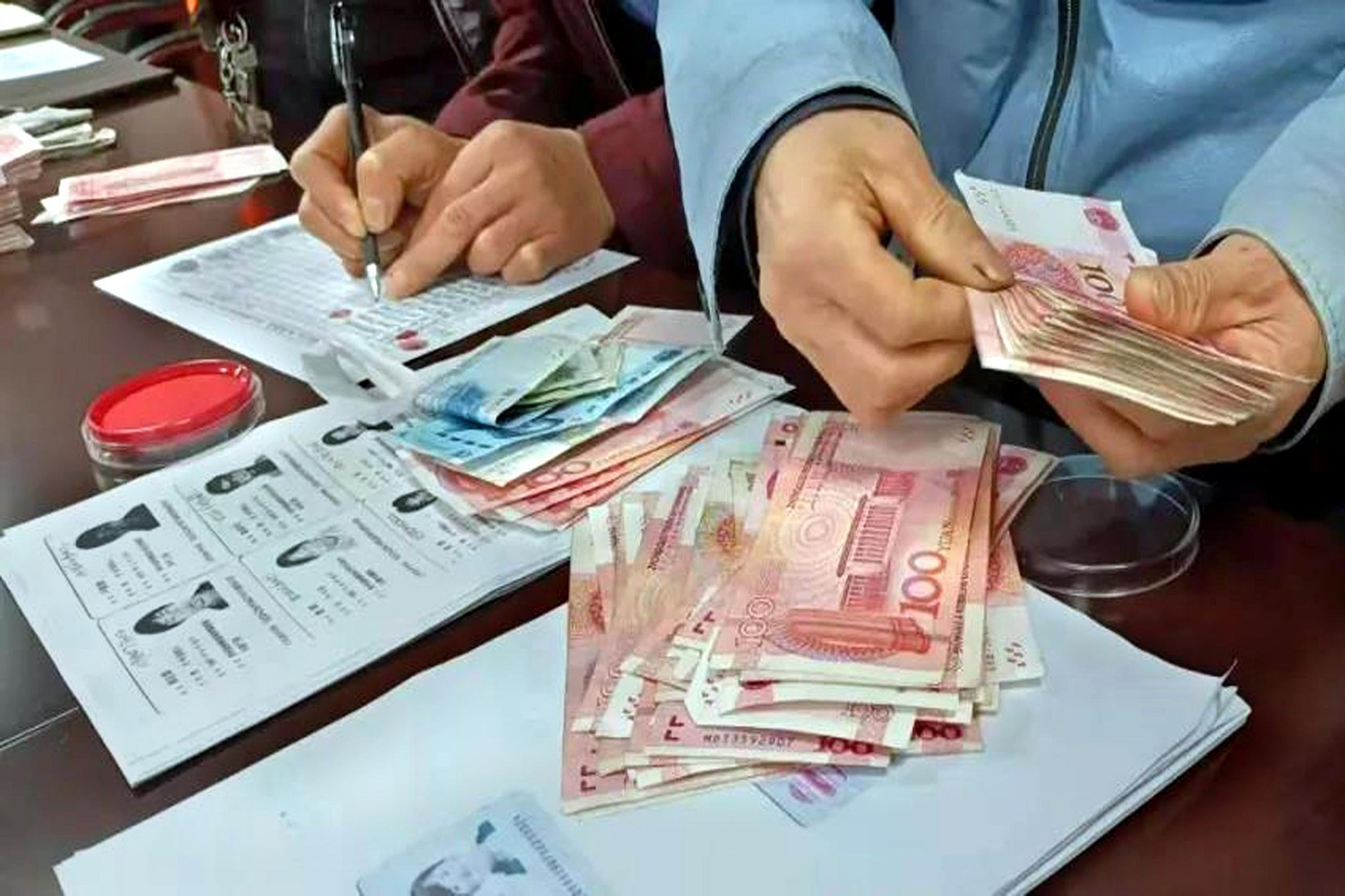 在民警和稽查大队不懈努力下 20名农民工领取10万元血汗钱