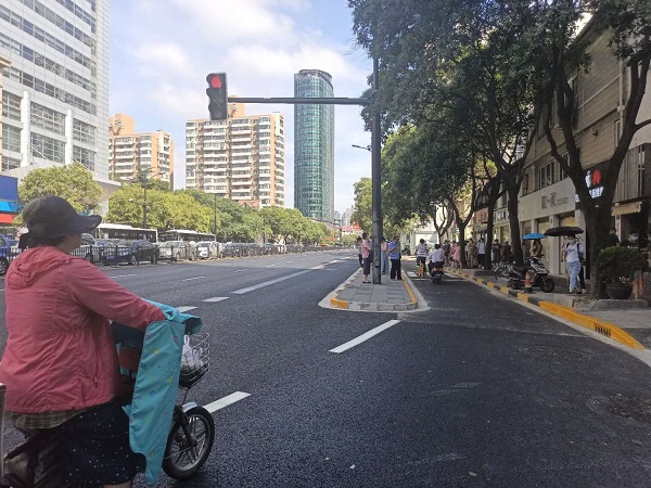 图说:安化路江苏路口东西两侧站台