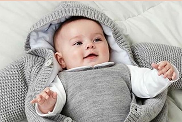 4岁萌娃伸展不开动作还直喊热，老师一看：被奶奶穿了7层衣服休闲区蓝鸢梦想 - Www.slyday.coM