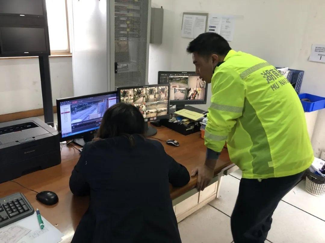 工作人员调取监控录像.