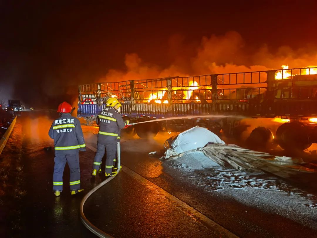 突发绥满高速两辆货车相撞现场着起大火