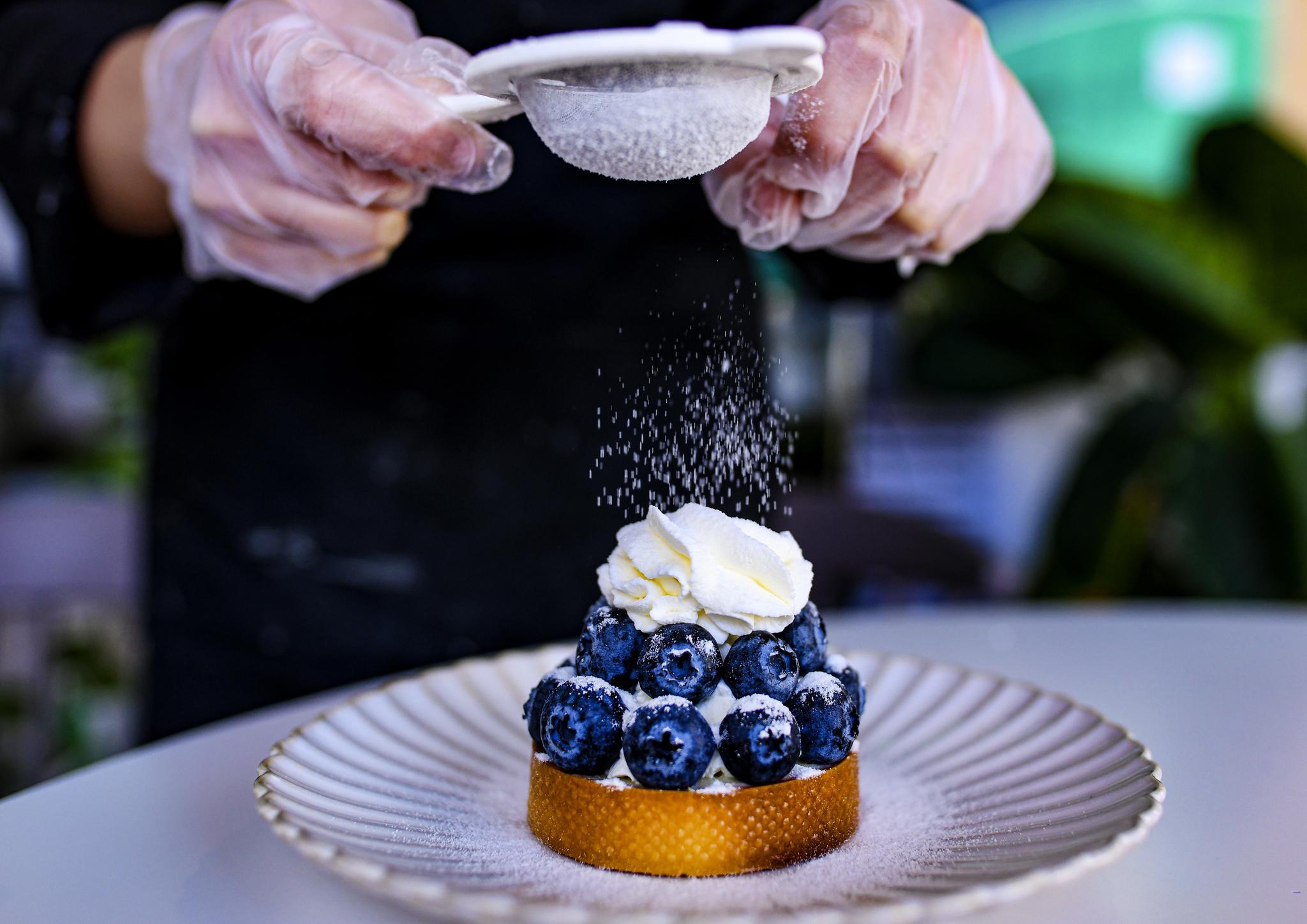 甜品,将新鲜蟠桃的果酱和果肉裹入白巧克力,再用手工将巧克力捏成蟠桃