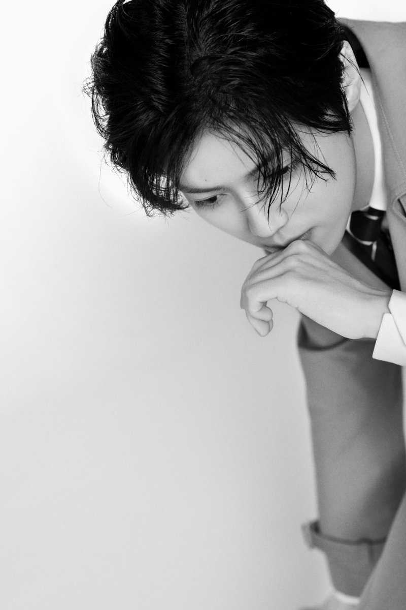 鹿晗黑白写真大片 风衣造型绅士沉稳