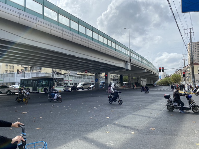 上海一路口日均拥堵时长下降23% 曾一度堵成“停车场”