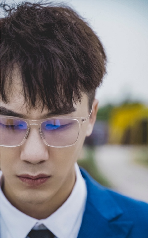 在相亲节目上,他是作为男嘉宾的兄弟去的,结果却牵走了女嘉宾.