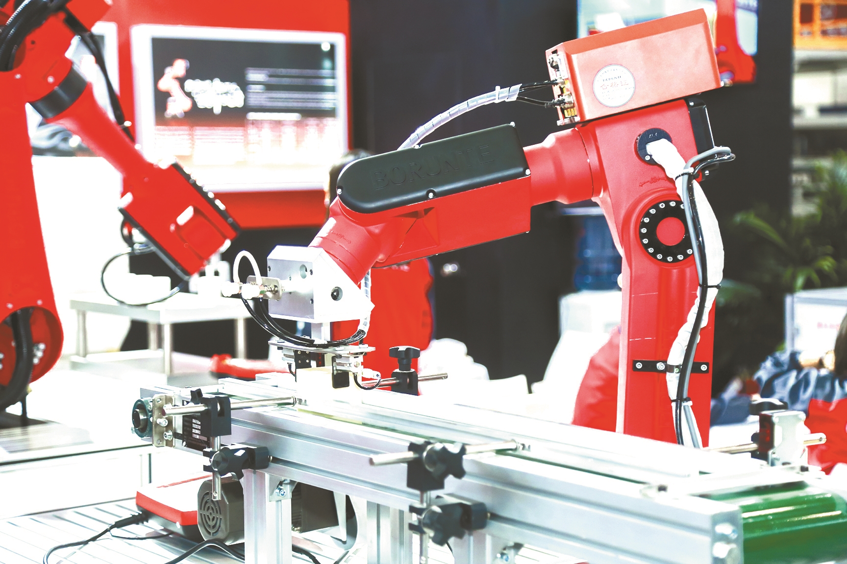 全球"尖货"来鄂抢滩智能制造高地