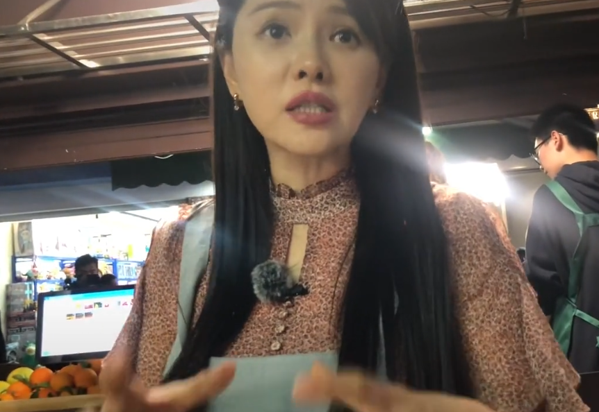 偶遇伊能静录综艺脸绷得紧但脖颈纹明显52岁状态太真实了