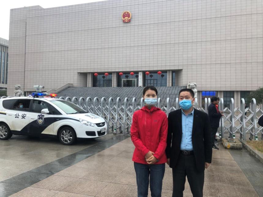 二审宣判后，吕先三妻子、大哥在法院门口。本报记者 郝嘉奇/摄影