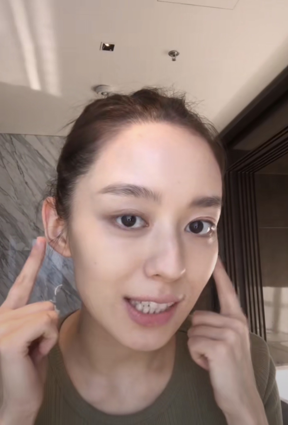 郎朗妻子吉娜罕见晒素颜扎丸子头清纯甜美少女感十足