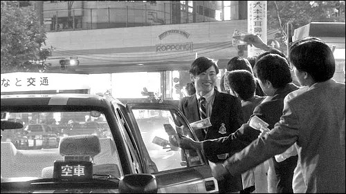 挥舞着万元大钞打出租车