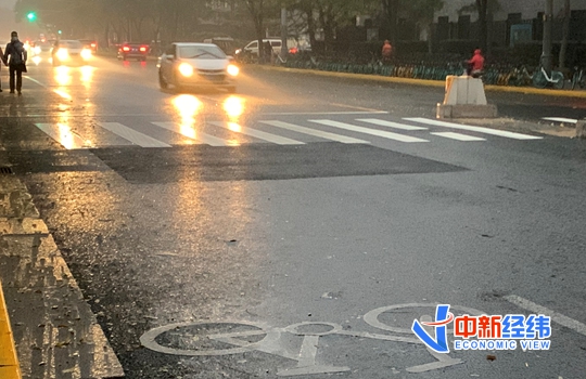 北京强降雨如约而至 百余航班被取消