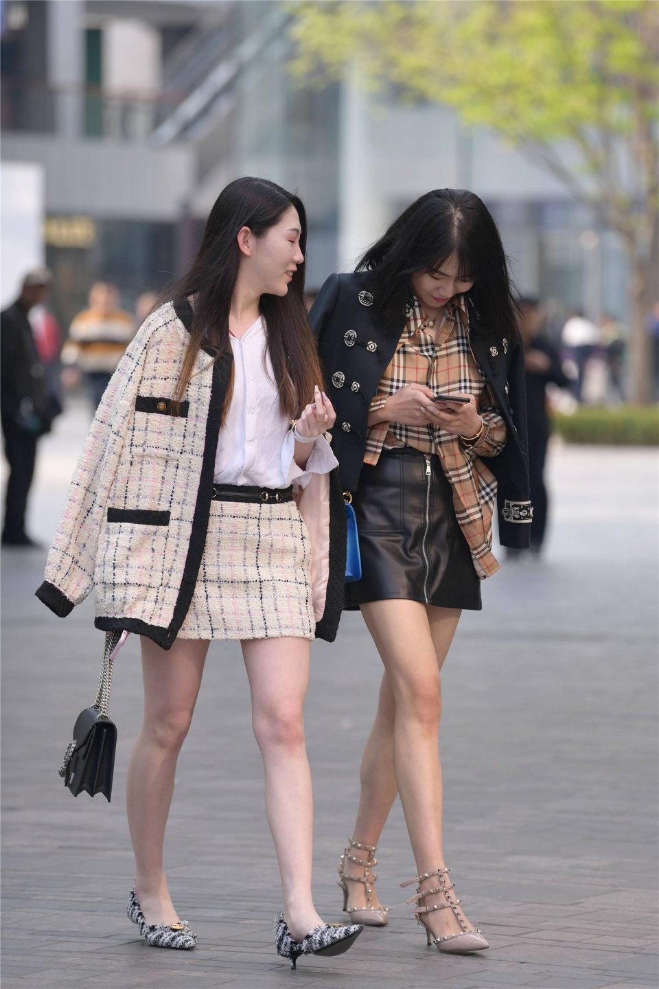 一对不怕冷的姐妹,秋冬时节去逛街,穿着短裙露出长腿