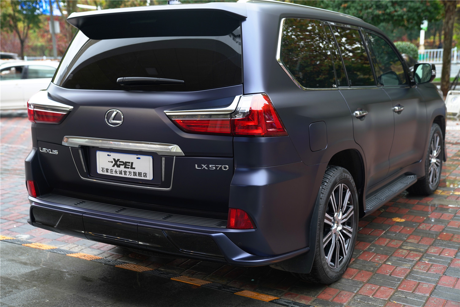 变身黑武士石家庄雷克萨斯lx570贴隐形车衣