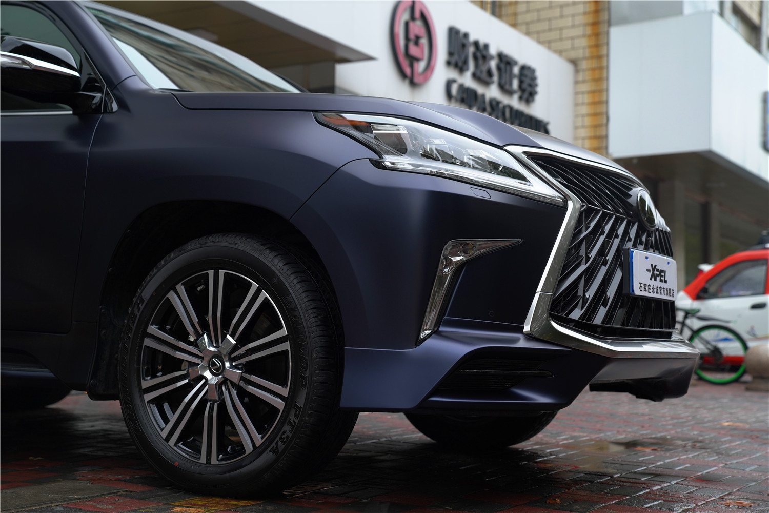 变身黑武士石家庄雷克萨斯lx570贴隐形车衣