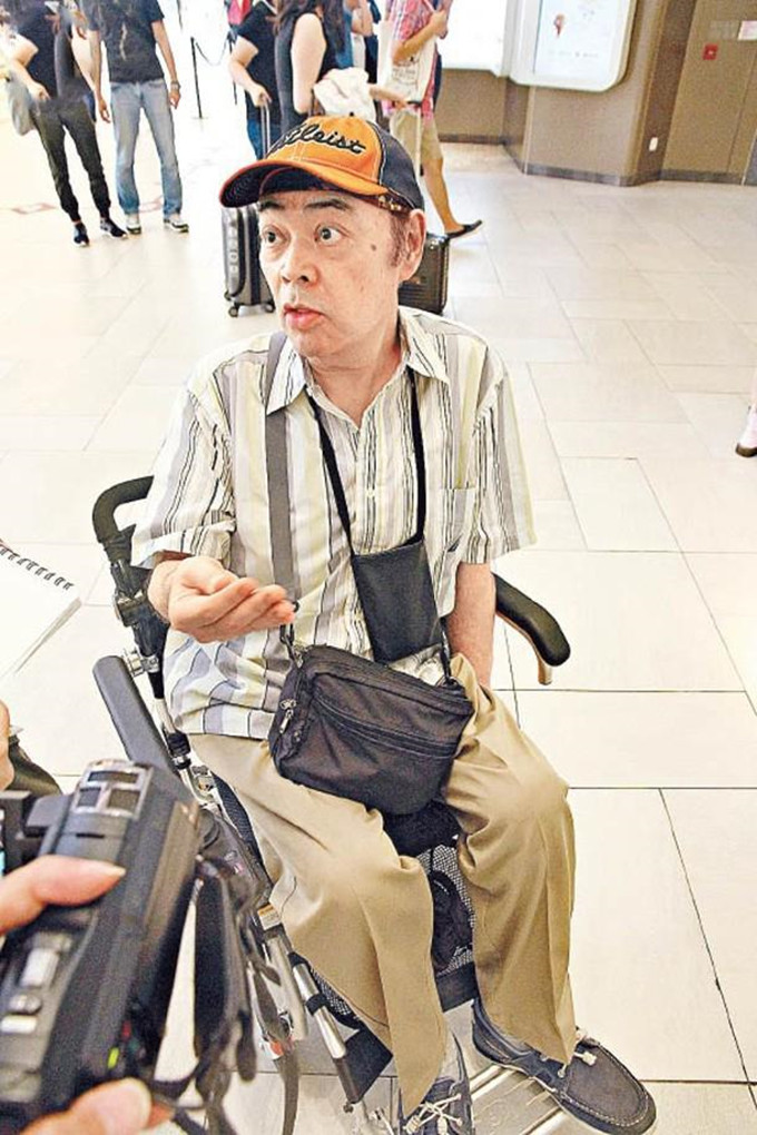 63岁知名歌手张伟文暴瘦90斤,坐轮椅现身街头,为生计不退休