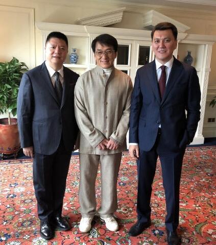 綦建虹和成龙一起合开耀莱成龙国际影城.