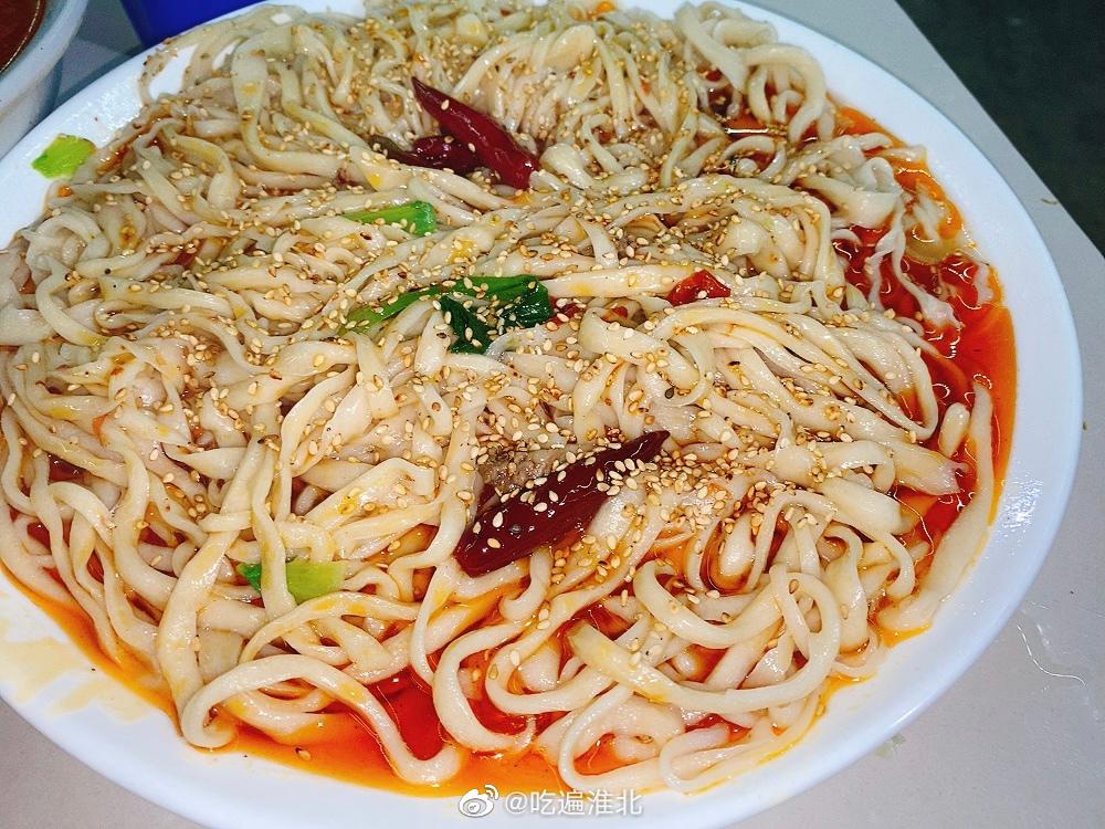 突然想吃三矿板面了今天跟朋友驱车到三矿铁道口的老妈子板面