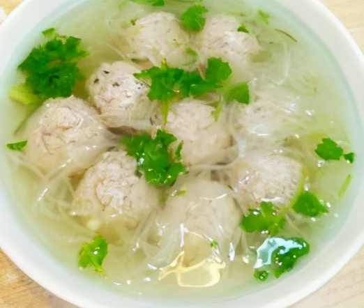 深秋多给家人喝这碗萝卜粉丝丸子汤,暖胃又营养,清爽可口超美味