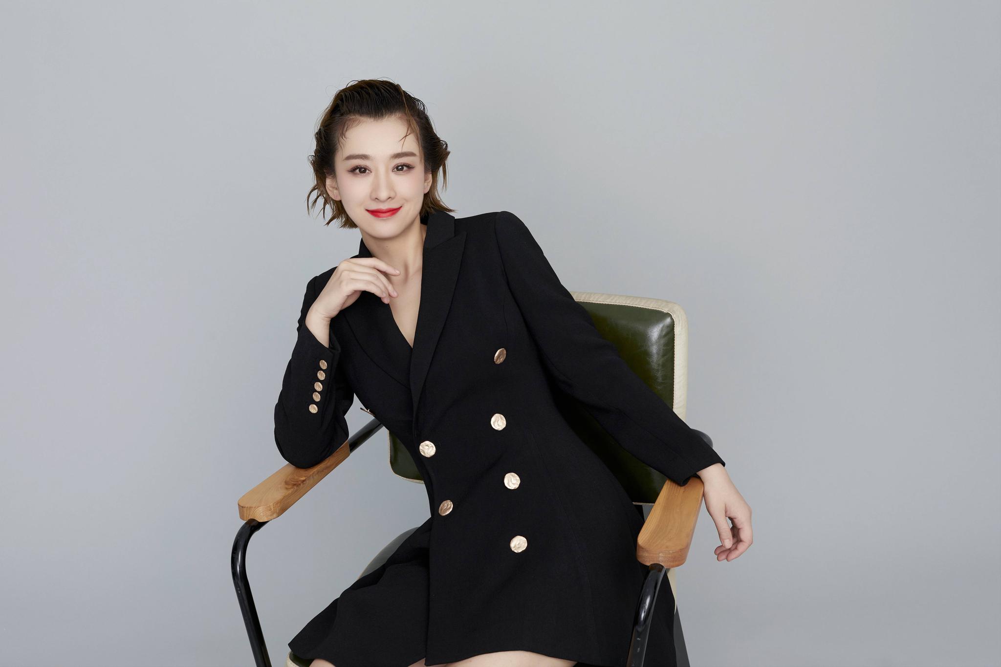 穆婷婷身穿黑色金扣法式连体西装帅气出镜.