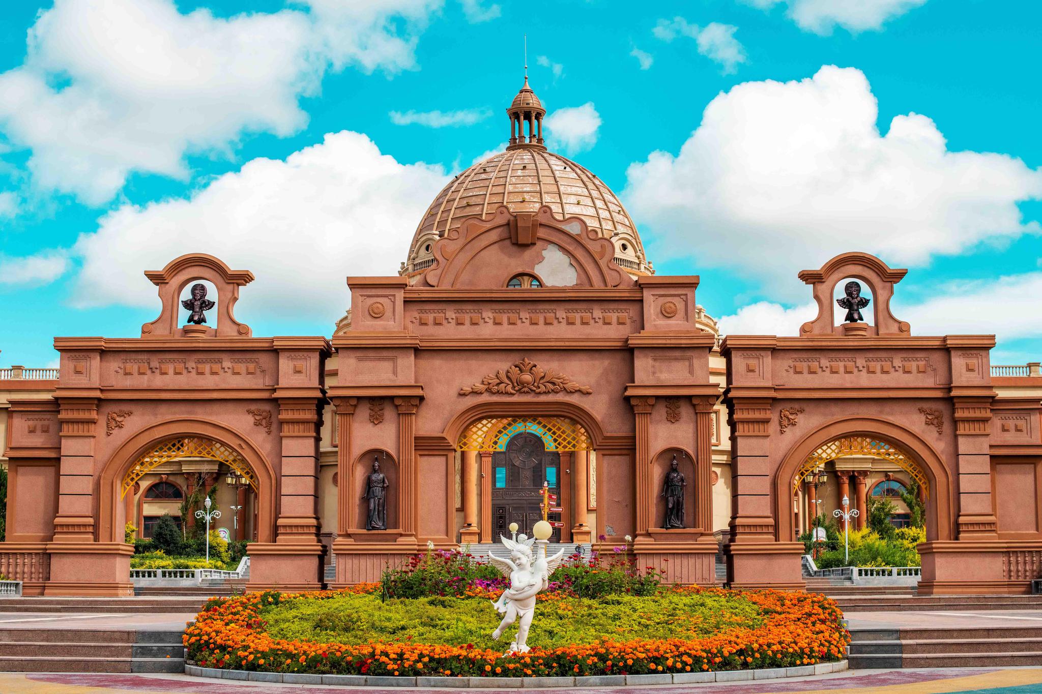 内蒙古有个套娃广场,充满着中俄蒙三国风情,宛如五彩的童话世界