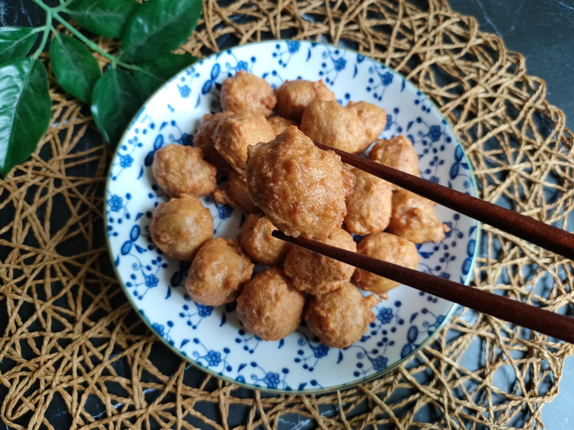 炸丸子想要外酥里嫩,有人加淀粉、有人加面粉,教你正确做法