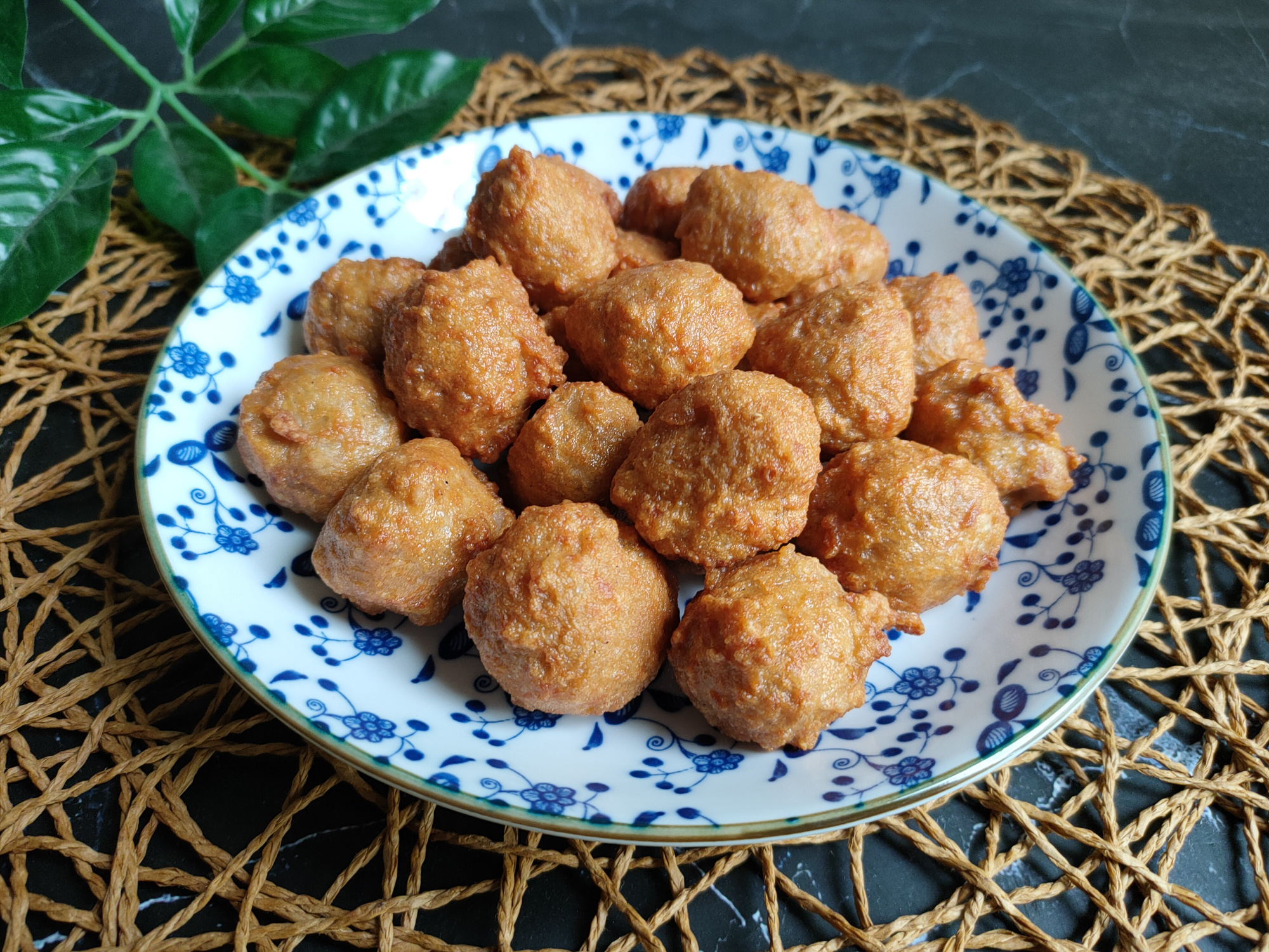 炸丸子想要外酥里嫩有人加淀粉有人加面粉教你正确做法