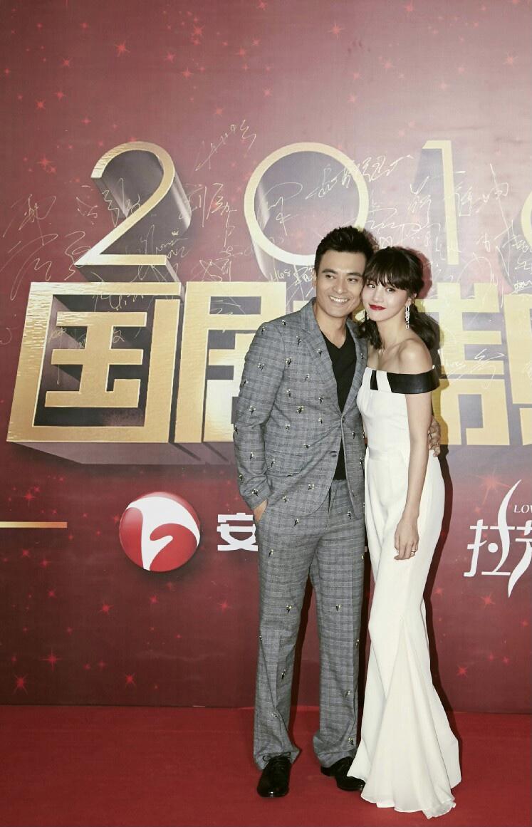 上节目称不喜欢胡歌老婆章龄之摔伤心疼居然唱歌也不赖