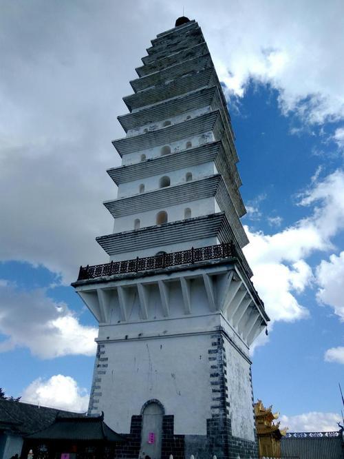 崇山峻岭间为方圆数百里一座显著地理标志,云南宾川鸡足山楞严塔