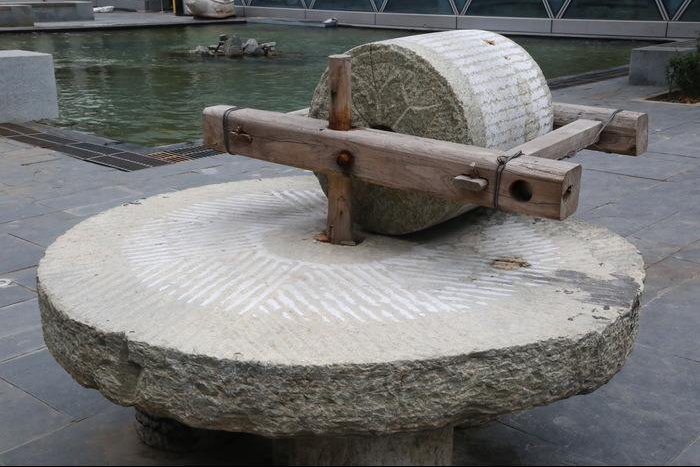 经常有商贩来农村收旧石磨,旧石槽,收走的老物件有啥用呢?