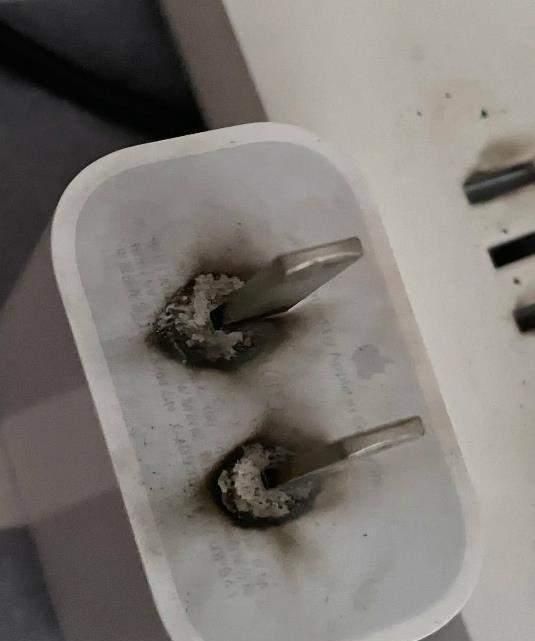 iphone12充电器突然爆炸这质量还敢让人放心使用吗