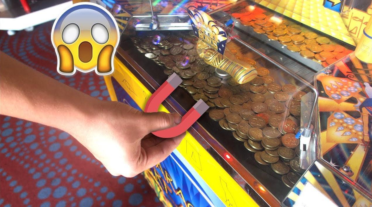 推币机怎么玩才能推出硬币?老外机智拿出磁铁,不料结果却尴尬了
