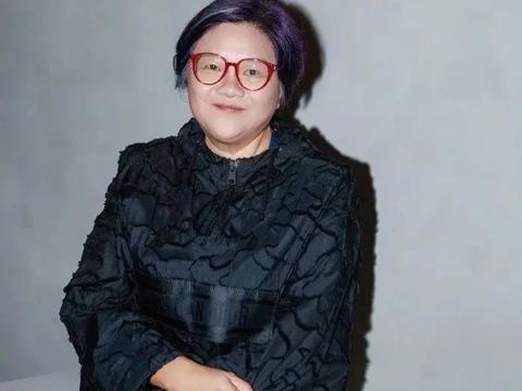 京城名媛洪晃,拍过一个电影,电影名最初叫《谁睡了我老公》