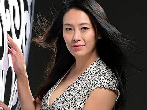 贾妮与前男友同居8年之后嫁给他的好朋友,今日年近半百幸福如初